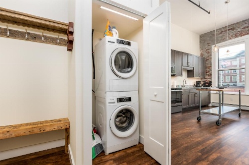 Luxury Downtown Bangor Apartment image 16