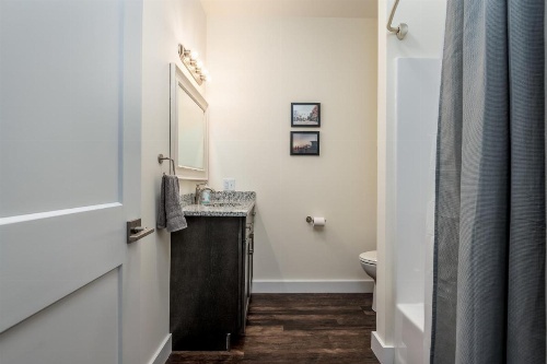 Luxury Downtown Bangor Apartment image 17