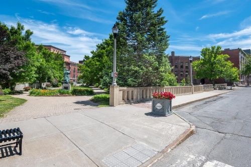 Luxury Downtown Bangor Apartment image 32